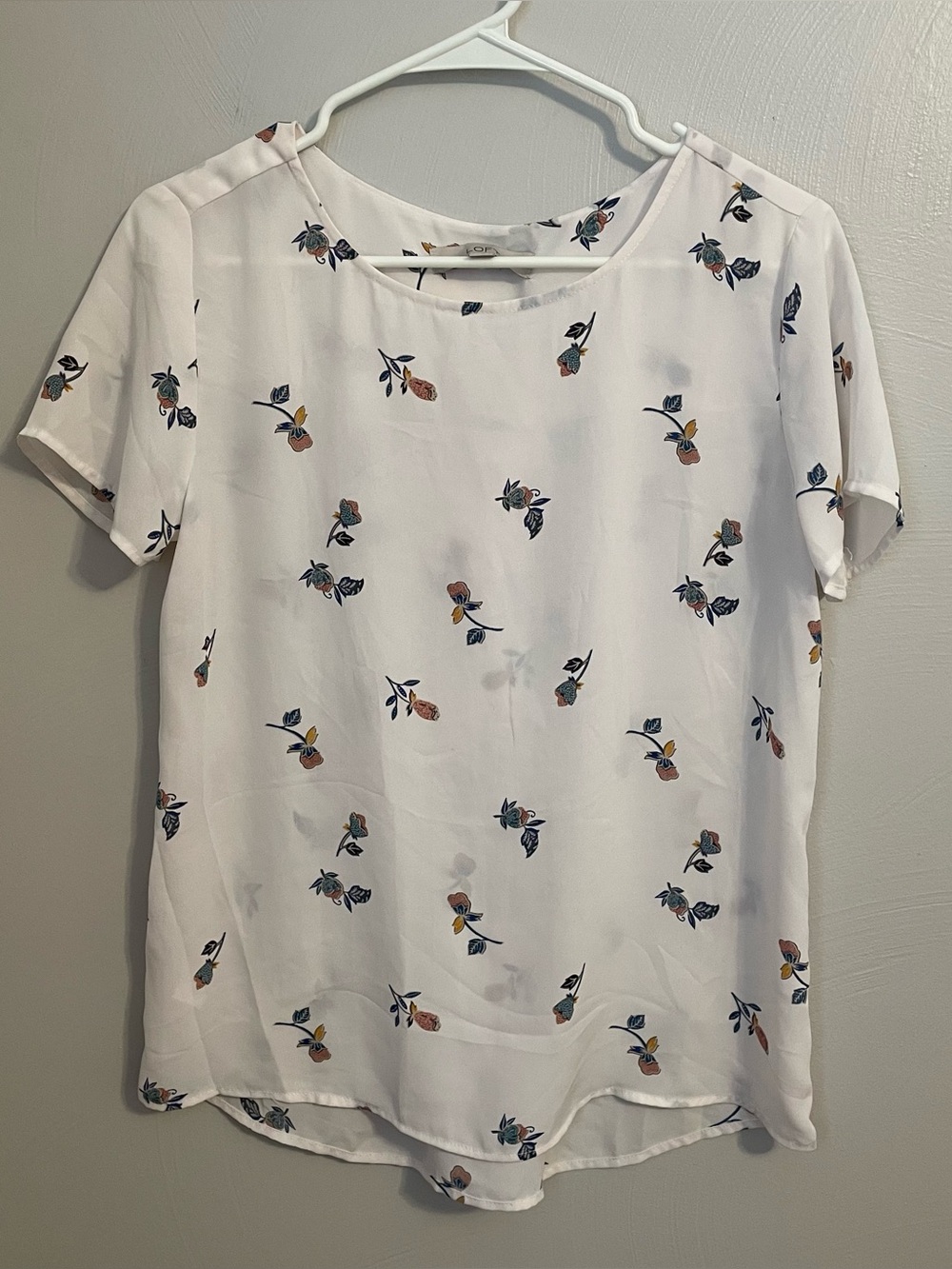 LOFT white floral pattern short sleeve blouse size small